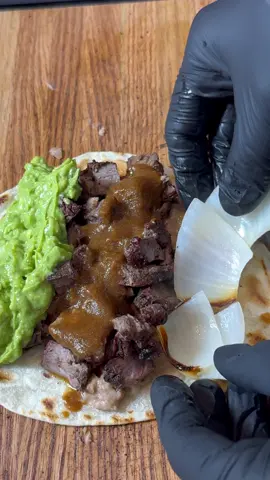 Los tacos de carne asada son de los placeres más deliciosos que te puede dar la vida, ármate estos y goza de sabor igual que yo. Mis guantes de nitrilo son de @_mtg_store y siempre que cocino los utilizo, escribeles y pide los tuyos. #parallorardefelicidad #elasadorongui