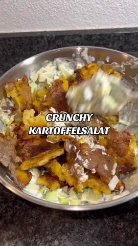 Crunchy Kartoffelsalat Zutaten: •Kartoffeln  •Würzen mit: Paprikpulver, Vegeta, Pfeffer, Kartoffelgewürz  •1 Gurke •Frühlingszwiebel •2 Knoblauchzehen  •Petersilie & Schnittlauch •3 EL Yoghurt •ein Schuss Zitronensaft  •ein Schuss Essig •Senf & Mayo  •Salz & Pfeffer   #crunchy #kartoffelsalat #potatoes #cooking #food #recipes #viral #fyp #salad #salat 