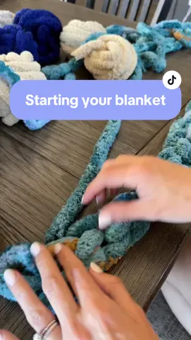 How to start a hand knit chunky blanket! #fyp #fingerknitting #chunkyblankettutorial #handknitblanket #springdecor #diyhomedecor #etsycreatorco #diycrafts #sidehustle #newhobby #howtocrochet 