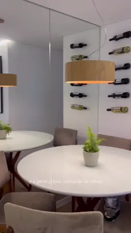 Vem ver a adega que fizemos no nosso apartamento, e fica até o final para ver como usamos as rolhas na decoração. E ai, o que acharam? ☺️🖤 #arq #arquitetura #arch #adega #vinho #projetodeinteriores #fy #fyp #saladejantar #arquitectura 