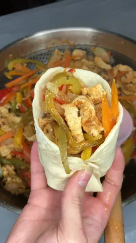 Tacos de pollo y verduras 🌮   Lo que use para esta versión de tacos fue : • 800 gr de pechuga  • 1 morron amarillo  • 1 morron verde  • 1 morron rojo  • 1 zanahoria  • 2 cebollas   Y condimentos :  • pimienton  • chimichurri  • pimienta cayena ahumada    #fypシ゚viral #paratii #fyp #fyppppppppppppppppppppppp #parati #paratiii #paratiiii #paratiiiiiiiiiiiiiiiiiiiiiiiiiiiiiii #fypage #fyppp #recetas #Receta #tacos #taco #verduras #pollo #cocinando #cocinaentiktok #comida 