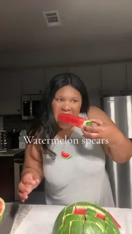 Just a girl who struggles to cut watermelon 🍉 #fypage #foryoupage #foryou #fypシ #wifey #sundayfunday #sunday #watermelon #watermelonspears 