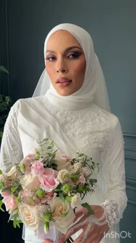 Cantiknya dia ni, muka mahal betul .. 🔥 mekap sanding untuk bride cantik ni ✨ #makeuphacks #sanding #makeup #beauty #wedding #beautyhacks #mualbq #makeupbylovebungaquerida #reception  #tunang #nikah #hudabeauty #bride 