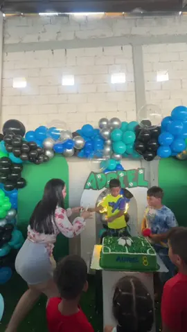 🤣🤣🤣 su pasion aventsrse al pastel #viral #tiktok #pastelazo #fiesta #cumpleaños #happy #birthdayparty #foryou #aloqueyovinefueaesto 