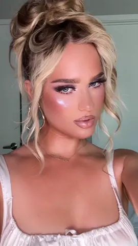 These sparkles are insane! @Butterfly Effect by Desi 🦋 #notanAD #summermakeup #fullglam 