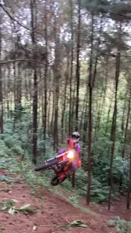 berbahaya tapi kan safety, dan sesuai tempatnya  sitik2 kok dihapus 😆 #herjunostyle #fakesituation #fyp #enduro 