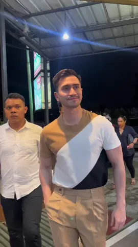 Hari ini setelah bermain sama Vania, lanjut ajak adik El bermain golf & kuliner di bakso kesukaan pak Presiden Jokowi 