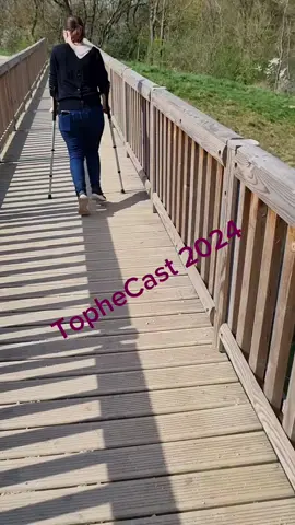 En béquille pour quelques jours. #béquilles #entorse #entorsecheville #sprain #sprainedankle #crutches #muletas #krucken #foryou #foryourpage 