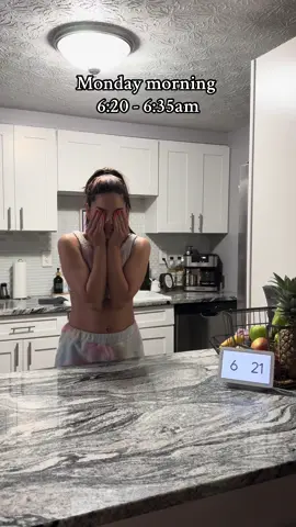 Wanted to stay in bed for 5 extra min and stayed longer 😭 had to run 😅.  Happy monday 🤗🥰 #morning #morningroutine #morningvlog #packinglunch #routine #routines #sahm #sahmlife #sahmsoftiktok #momanddad #momtok #morninginmylife 