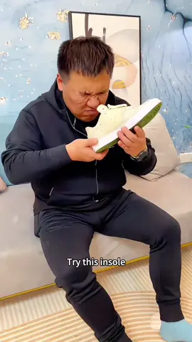 Shoes always smell, and it's embarrassing to take off your shoes every time. Then try this deodorising sticker.#stinking #athletes #fragrances #trending #smelly 