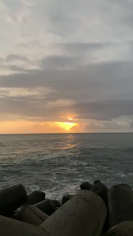 berisik nya ombak lebih tenang daripda berisiknya manusia #laut #pantai #tenang #vibes #sad #fyp #efyepe #fypシ゚viral #pantaicongot #yogyakarta #pantaivibes #sunsetvibes #losingus #adem #galau 