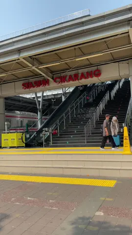 Ada yang pernah kesini ? #keretaapiindonesia #stasiuncikarang #guyonwaton #denycaknanterbaru #guyonwatonofficial🔥 #fyppppppppppppppppppppppp #xyzabc #fyp #masukberandafyp #fypage 