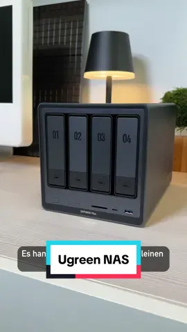 Das ist das @UGREEN Official ®️ NAS! Ihr könnt eure Daten, Filme und Musik einfach zuhause auf dem kleinen Mini-Server speichern!
