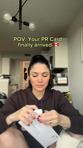 Sou grata por oficialmente chamar o CANADÁ de minha segunda CASA 🍁 Só quem é imigrante sabe o quão especial é esse momento. Hoje o choro é de felicidade por não ter desistido e acreditado que esse dia iria chegar. Apenas continue! 💖✨ #residenciapermanente #permanentresidency #canadá #canada #PRcard #PR #Ontario #canada_life🇨🇦 #immigrant #imigrante #brasileirospelomundo 