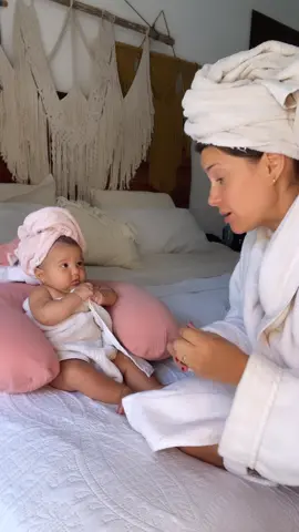 Le encanta el chisma 🤣🤣 #mamaehija #chisme #maternidad #babygirl #motherhood 