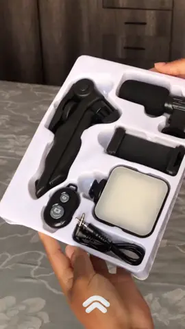 Kit de Vlogging para Smartphone com Tripé, Suporte de Celular, Microfone Mini, Luz de Preenchimento LED Eleve a qualidade dos seus vídeos com nosso Kit de Vlogging para Smartphone! Equipado com um tripé estável, suporte de celular ajustável, microfone mini e uma luz de preenchimento LED, este kit oferece tudo o que você precisa para criar conteúdo profissional em qualquer lugar. Prepare-se para gravar vídeos incríveis e se destacar nas redes sociais! Adquira o seu agora clicando no link na bio ou comentando 