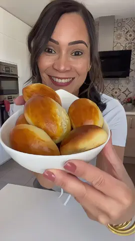 Pão De Batata Doce Sem Glutén Um pãozinho delicioso e super fácil, que fica fofinho e você vai fazer aí na sua cozinha. Se eu fosse você dobrava a receita pois todo mundo vai querer INGREDIENTES: * 160g de mix de farinha sem glúten * 1/2 colher chá de sala SALVA * 12g de fermento químico * 20g de açúcar demerara * 2 ovos * 2 colheres de sopa de azeite de oliva * 1 colheres de sopa de vinagre de maçã * 15 ml de água ( primeira etapa ) * 30 ml de água ( colocar aos poucos na batedeira) * 60g de batata doce cozida a vapor ou no microondas Modo de Preparo: Em uma vasilha adicione o mix de farinha, o sal, o fermento e o açúcar. Misture tudo e reserve. No liquidificador adicione os ovos, o vinagre, o azeite, a água e as batatas cozidas. Bata bem e depois despeje sobre a farinha. Misture com uma colher e bata na batedeira por 5 minutos adicionando a água aos poucos. O ponto ideal é quando a massa cai da colher. Umedeça as mãos com água e dê formato aos pãezinhos. Coloque em uma assadeira untada ou forrada com papel forno e leve para assar em forno pré-aquecido a 180° por 30 minutos. Me conta aqui o que você achou dessa receita e já me segue para muito mais! #posemgluten #paosemsova #pãosaudavel #paosemglutenesemlactose #paosemglúten #pãofácil #deliciadepao #pãosimples #pãodelícia #boasescolhasfazemadiferença #anutriresponde