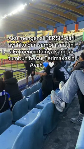 Mendukung persib bukan dari sebuah ajakan melainkan sudah turun temurun.#persib #juara #championseries #final #tribun #utara #ILOVEYOU #ayah 