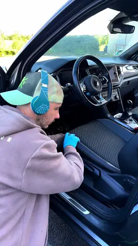 I performed a deep clean on a Volkswagen T-Roc 🚗🏖️ Taking 4 hours and costing 140€ 💶. This ASMR clean car 🎧 video offers a relaxing and satisfying experience, illustrating a cleaning that leaves the car impeccably clean ✨. #CleanTok #satisfying #asmr #carwash #nettoyage #cleaning #volkswagen #france 