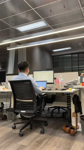 Late night catch up #workwithme #corporatelife #standingdesk #timelaspe #productivity #hardwork #finance 