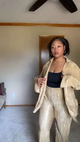 Feeling like TLC on the set of their “Creep” music video.  What’s a 90s vibe without a 90s beat from one of the best producers @Tavaras Jordan.  Check out this 2 piece set from the TikTok shop. Comfy, light weight and luxury summer time ready  #90 #90s #90saesthetic #90sfine #1990s #90svibes #2pieceset #oldmoneyaesthetic #luxurylifestyle #tavarasjordan #luxury 