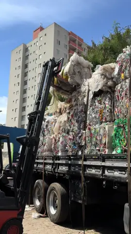 No nosso trabalho de hoje vou mostrar um pouquinho de um carregamento feito por uma MULHER e um descarregamento feito por uma MULHER!!!! Genteeeeeeee não são so os homens que trabalha na reciclagem NÃO!!! As meninas pegam no pesado, e olha que nem é de peso fisico que estou falando. #borapracimamulherada #planetavivo💚 @ONG Planeta Vivo 