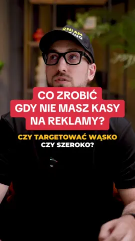 Czy targetować wąsko, czy szeroko? 🤔 To pytanie zadaje sobie wielu z nas, planując kampanie reklamowe. Jeśli masz ograniczony budżet, wąskie targetowanie może być świetnym rozwiązaniem. Skupienie się na konkretnej grupie odbiorców pozwala maksymalnie wykorzystać dostępne środki i osiągnąć lepsze wyniki. Ale co, gdy masz więcej kasy do wydania? Wtedy warto spróbować szerszego targetowania i odkrywać nowe opcje, które oferuje Facebook. Jedną z takich opcji są kampanie Advantage Plus, które wykorzystują sztuczną inteligencję do optymalizacji i dostarczania Twoich reklam do właściwych osób. Dzięki kampaniom Advantage Plus możesz pozwolić algorytmom Facebooka działać na Twoją korzyść, docierając do szerszego grona potencjalnych klientów, którzy mogą być zainteresowani Twoją ofertą. To rozwiązanie może być szczególnie skuteczne, gdy chcesz zwiększyć zasięg i dotrzeć do nowych, nieodkrytych jeszcze odbiorców. Podsumowując: 	•	Mały budżet? Wąskie targetowanie to klucz do sukcesu. 🎯 	•	Większy budżet? Idź szerzej i skorzystaj z kampanii Advantage Plus, aby dać sztucznej inteligencji szansę na optymalizację Twoich reklam. 🚀 Eksperymentuj, testuj i znajdź strategię, która najlepiej pasuje do Twojego biznesu. 💪  #marketing #marketingdigital #digitalmarketing #socialmediamarketing #onlinemarketing #contentmarketing #marketingtips #marketingstrategy #internetmarketing #fyp #dc  #marketingtiktok  #marketingnotiktok