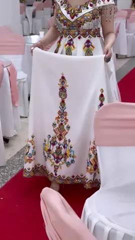 تصديرة عروسة جزائرية قبائلي 🇩🇿🌺#الجزائر #الجزائر🇩🇿😘تيك_توك_ #تصديرة_جزائرية2024 #قنادر_جزائرية_عروس_جزائرية🇩🇿❤️ #تصديرة_جزائرية #سطيف #الجمال_الجزائري 