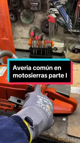 🤔 ¿Quieres ver cómo resolvimos la averia de esta motosierra? Déjanos tu respuesta aquí. 👇 #motosierra #motosierraforestal #averia #taller #huqsvarna #forestry #mantenimiento #poda #woodworking 