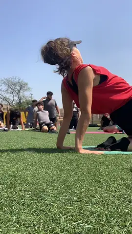 Yoga para atletas de alto rendimiento Es importante estirar los músculos y hacer posturas donde liberamos tensiones ✨🙏🏻 Para que el cuerpo pueda rendir mejor y se recupere de la manera adecuada #clubhalcones #yoga #veroleona #futbolamericano #training #entrenamiento #vibebyvero 