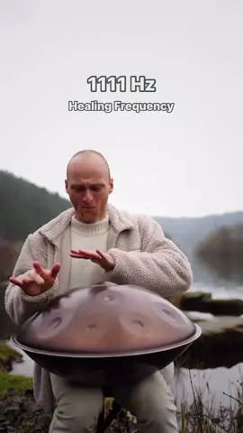 😮🛸 Você sabe que instrumento é esse? Conhecimento como Handpan, este é um instrumento relativamente novo, criado em 2001 na Suíça. Ele é um instrumento metálico, em formato de disco e oco por dentro. A sonoridade única do handpan, que produz sons harmônicos combinando múltiplas camadas de sons, vem encantando músicos e praticantes do soundhealing ao redor do mundo. @maltemarten #soundhealing #frequency #handpan #healing