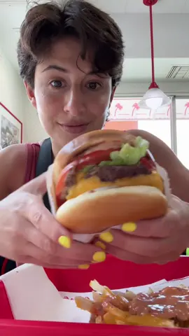 Yes I did walk 30 minutes from LAX to get In n Out 😃 Also sorry for the silence there was a sweet man sitting next to me and I didn’t want to bother him! #innoutburger #innoutmukbang 