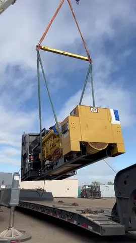 2500 kW Caterpillar unloaded and moved into yard. The tank and enclosure were sent separately on two other semis. #caterpillar #industrialgenerators #forklift #crane #forkliftoperator #craneoperator #yardwork 
