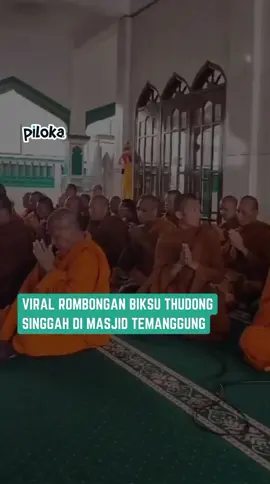 Sebagaimana fungsi Masjid selain untuk beribadah bagi umat Islam. Masjid juga diperbolehkan untuk singgah bagi kaum Non-muslim. Indahnya negeriku. ~~~ Setelah mendapatkan penyambutan dari takmir masjid, para biksu thudong menyampaikan terima kasih. Kemudian sebelum meninggalkan masjid, mereka sempat mendoakan warga Bengkal. #buddhist #buddha #waisak  #temanggung #borobudur #borobudurtemple #toleransi #toleransiberagama #masjid 