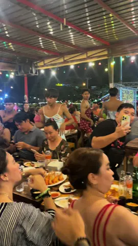 Rumah makan unik pelayanx laki laki kekar🤭🤭🤭#thailand #bangkok #steenameehoi #pinkyjalanjalan 