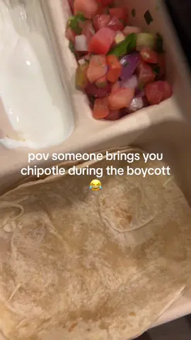 this is why folks been boycotting @Chipotle because first yall’s portions trash now they so trash you dont even add the meat smh 😭😭 #chipotle #boychallenge 