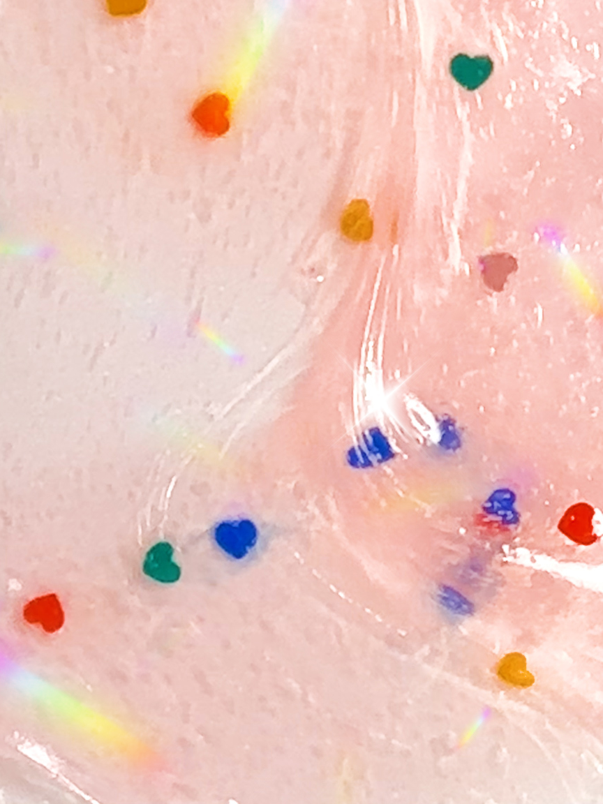 Can you spot those adorable heart-shaped breath strips? 💖 Who says brushing your teeth can't be fun? Spark some joy in every brush with the MaxFresh Rainbow Fresh toothpaste! 😍