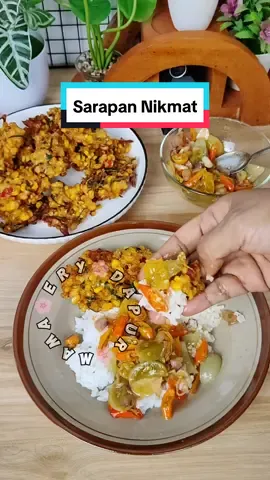 Bikin sarapan sederhana tapi nikmat.  perkedel jagung dan sambal tomat ijo.  #dapurmamaery #masakanrumahan #perkedeljagung #sambaltomat 