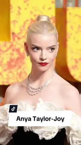 #VogueCeleb 又美又殺的 Anya Taylor-Joy 在倫敦首映會上再次驚艷大家！身穿 Giambattista Valli 2024春夏高訂，白色立體花朵與黑色修身設計彰顯 #AnyaTaylorJoy 性感曲線。 #madmax #furiosa