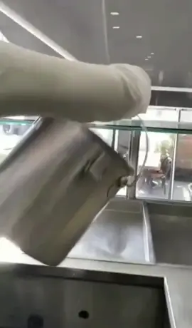 Lần sau ném cái xô nhẹ nhàng chút nhé Châu bánh mỳ ơi… #hncuaduc #crystalle #ungchau #vlogs #hanoi #fyp #couple #food #banhmynhuy 