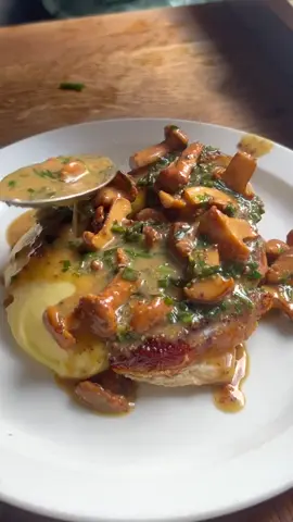 #6 Pan fried chicken breast with Scottish girolles, creamed potatoes mustard and tarragon | All time top 10 #chicken #mushrooms #potatoes #butter #foodyouwanttoeat
