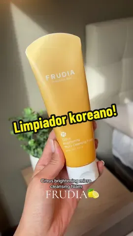Este limpiador koreano es BUENISIMO y por el precio es un regalo (3,99€ en @PRIMOR actualmente). De verdad vale muchisimo la pena. El unico contra es que se agotan super rapido. De este mismo formato hay varias versiones y me han dicho muchas de ustedes que son buenisimas tambien. Asi que no hay excusa para cuidarse la piel cuando en el mercado tenemos productos tan maravillosos.  #frudia #frudiaskincare #skincare #skincarekoreano #productoskoreanos #primor #druni #piel #cuidadodelapiel #retinol @Frudia España 🍇🍑🫐🍓 