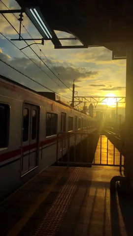 Cape ga menutupi kesedihan dengan senyuman? #krl #sunset #senja #commuterline #sadvibes 