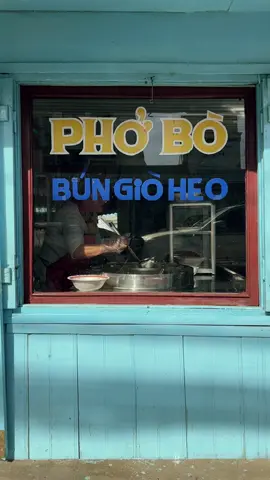 “Phở Uyên”.. Quán này thì siêu nổi rồi, đồ ăn ngon, Cô Chú nói chuyện siêu dễ thương.. Bọn mình qua lúc đông khách mà Cô cứ xin lỗi tụi mình vì phải đợi lâu.. Mọi người lên Đà Lạt thì có thể qua thử 🍲 #dalat 