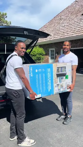 What else would Jonathan Owens want as a housewarming gift? A GoodSport fridge, of course! 💧 Stay hydrated, stay winning! 🏆 #drinkgoodsport #grabthegood #hydration #fridge #jonathanowens #fyp 