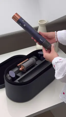 UNBOXING 💙🦋 #dyson #dysonairwrap #dysonairwrapcomplete #content #ugc #ugcgermany #ugccreator #contentcreator 