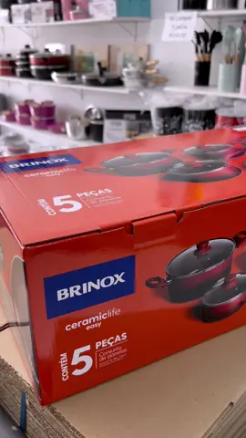 Panelas com revestimento cerâmico Brinox na cor vermelha. E ainda temos o conjunto de utensílios de silicone 