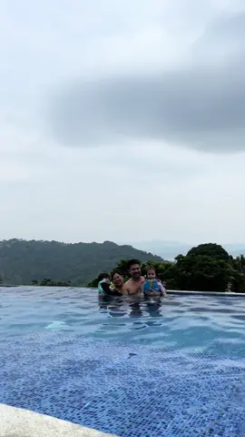 Airbnb sa Tagaytay for small family of 4 o big group of 10 na may grabeng view, eto na yon! This is Frontera Tagaytay! 5k lang yung Prive Luxe Villa nila. Message them sa epvii! #dadtok #dadhacks #dadsoftiktok #staycation #travel #airbnb #hotel 