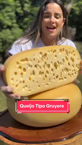 🧀✨ Descubra a delícia do Queijo Gruyere da Fazenda Possamai! Inspirado no tradicional suíço, este queijo é conhecido pelas olhaduras propionicas, ou “furinhos”, que garantem seu charme. Com sabor levemente adocicado e textura macia, é perfeito tanto em uma tábua de frios quanto em receitas aquecidas, como o fondue. 🔥🫕 Produzido há três gerações em Pouso Redondo, no alto vale do Itajaí, Santa Catarina, com leite próprio da fazenda, este queijo é uma verdadeira obra-prima artesanal. 🏞️🐄 Harmonize com vinhos Pinot Noir, Cabernet Sauvignon ou do Porto para uma experiência completa. Se preferir cerveja, a combinação com Pale Ale é irresistível. 🍷🍺 #QueijoGruyere #FazendaPossamai #QueijosArtesanais #TerroirBrasileiro #HarmonizaçãoPerfeita #Fusqueijão