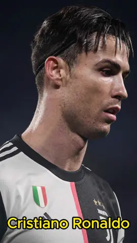 Futbol Oynarken Saç Bandı Kullanan Futbolcular!    Futbol sahalarında hem stilinden ödün vermeyen futbolcuların vazgeçilmez aksesuarı: Kaydırmaz Silikonlu Saç Bandı! Dünyanın dört bir yanındaki profesyonel futbolcuların kullandığı bu saç bantları, hem rahat hem de işlevsel bir kullanım sunar.    Ürün Özellikleri:    Kaydırmaz Silikon Teknolojisi: İç kısmında bulunan silikon bantlar sayesinde saçlarınızı sabitler ve en zorlu antrenmanlarda bile kayma yapmaz.    Yüksek Performans: Esnek ve dayanıklı malzemesiyle, yoğun maç ve antrenman sırasında bile konfor sağlar. Saçlarınızı yerinde tutarak oyuna odaklanmanızı kolaylaştırır.    Tarz Sahibi Olun: Futbol sahasında stil sahibi olmanın sırrı bu saç bandında! Çeşitli renk ve tasarım seçenekleriyle tarzınıza uygun bir seçim yapabilirsiniz.   Rahat ve Kaymaz: Uzun süreli kullanımlarda bile rahat ve güvenli.    Stil ve İşlevsellik: Hem şık hem de kullanışlı, performansınızı destekler.    Dayanıklı Malzeme: Yüksek kaliteli üretimi sayesinde uzun ömürlüdür.    Futbol oynarken saçlarınızı kontrol altında tutmak ve stilinizi sahada da yansıtmak için futbolcuların tercihi olan #wildflex saç bantlarından satın almak için sayfamıza göz atmayı unutmayın! #futbol #saçbandı #wildathletic